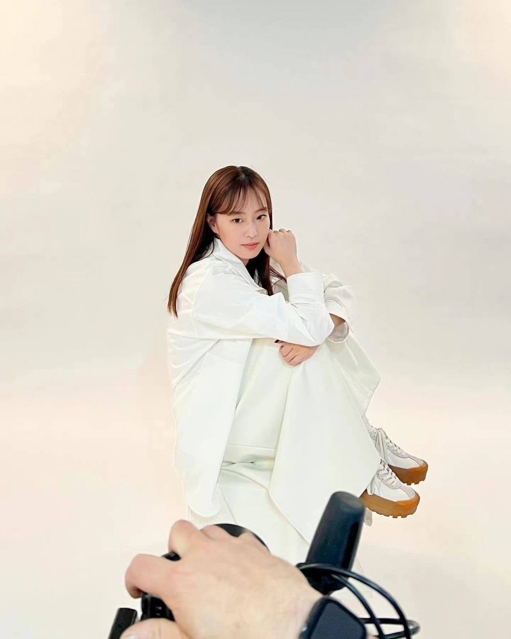 石川佳纯2023元旦写真封面出炉石川佳纯梳着披肩发女人味十足