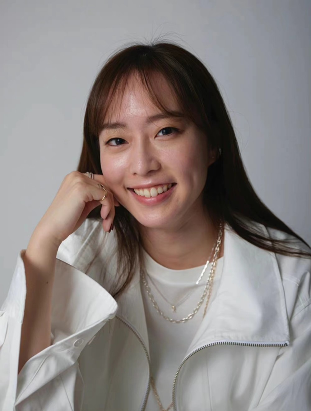 石川佳纯梳着披肩发,女人味十足_腾讯新闻