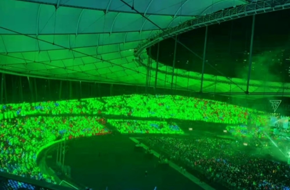 绿色夜光和王源的应援色极为相似,特别是看王源粉丝的线下应援时,这个