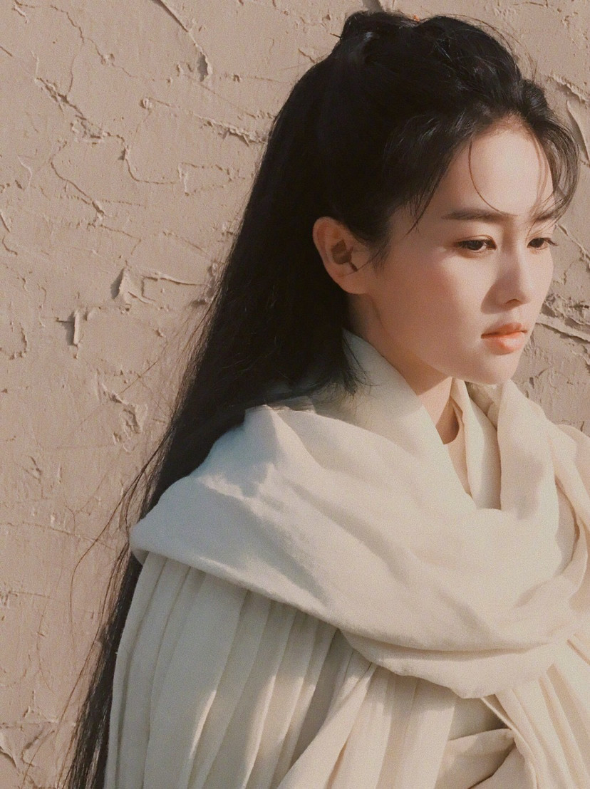 却被于正看中,出演了《凤囚凰》的女二霍璇.