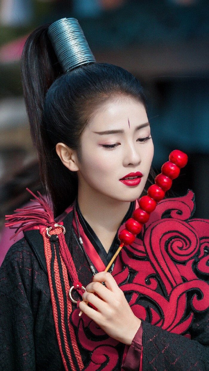 《凤囚凰》开启了白鹿演艺圈的大门,之后的她,开始扎根剧组,低调拍戏