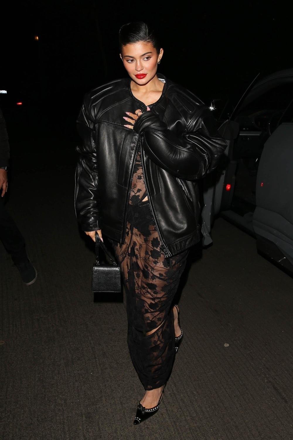 据英媒《每日星报》12月22日报道,12月20日,卡戴珊家族明星凯莉·詹娜