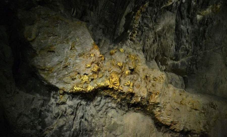 新疆阿希金矿坍塌18人被困井下开采29年年产4万两黄金