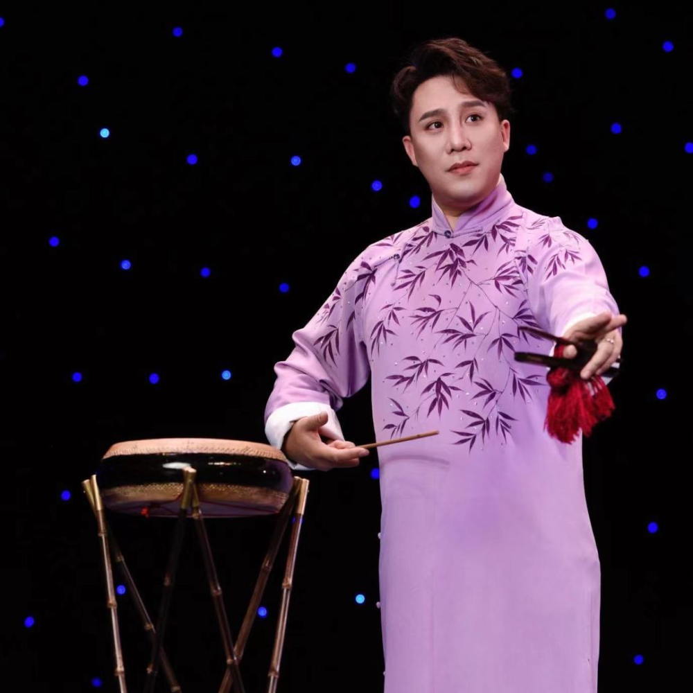 夏炎,天津市曲艺团国家二级演员,专攻刘派京韵大鼓,师从京韵大鼓表演