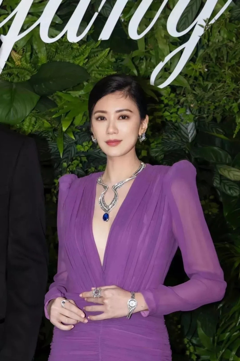 48岁贾静雯挺会穿,深v纱裙温柔又浪漫,仪态端庄真有贵妇范!插图5