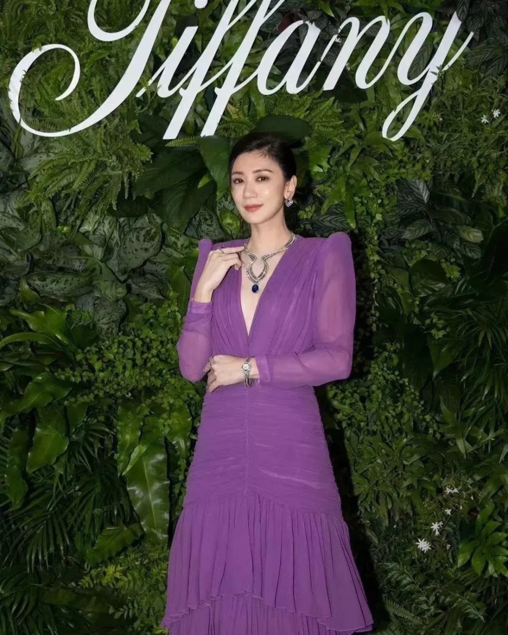 48岁贾静雯挺会穿,深v纱裙温柔又浪漫,仪态端庄真有贵妇范!插图1