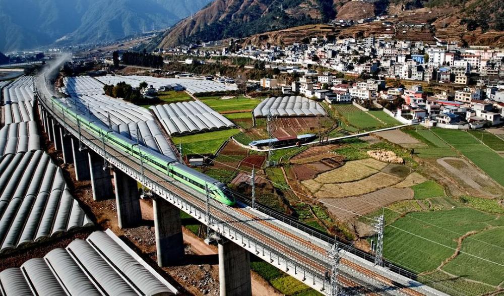 胡仲平摄远眺新成昆线,拍摄于甘洛至越西国道旁.