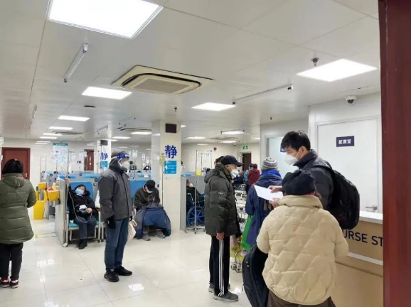 上海一医院急诊室医护感染过半，医疗能承受住吗？“阳康”们在返岗中！_腾讯新闻