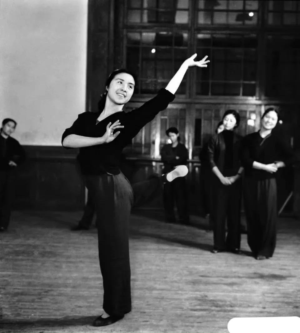 87岁舞蹈家赵青去世,感染新冠后曾康复,平安夜突然无生命体征_腾讯