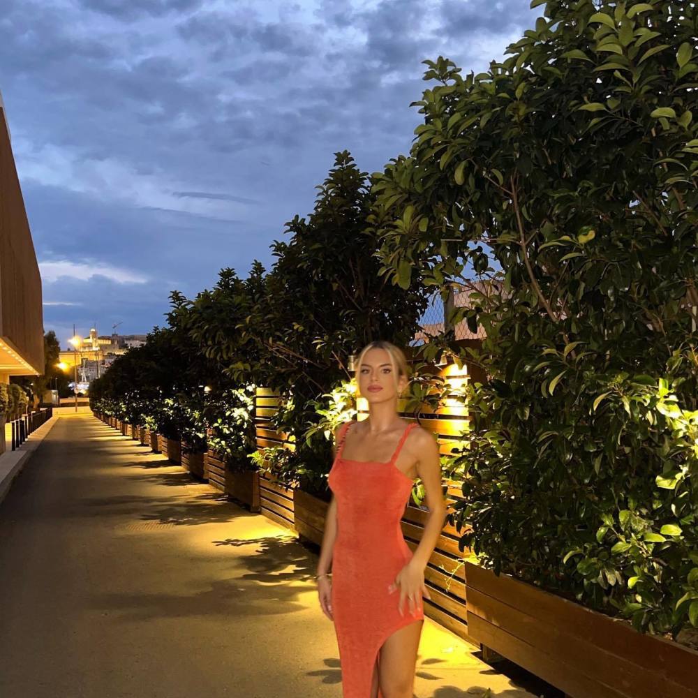 瓜迪奥拉女儿晒照一身红色连衣裙_腾讯新闻