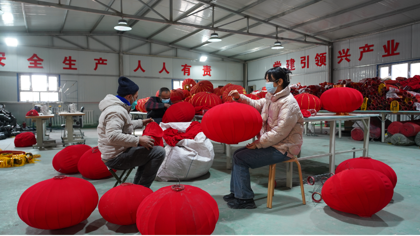 新时代新征程新伟业红红火火梨城这家灯笼厂忙生产赶订单