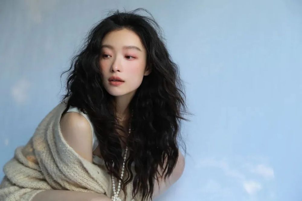 女明星披肩发真好看,为何我披就成"疯披"?_腾讯新闻