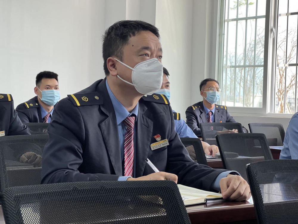 新成昆首发司机潘海波从慢火车到复兴号每天学习8小时精练技术