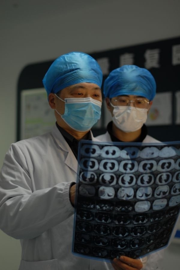 市第一医院呼吸与危重症科主任罗光伟:"连续在岗45天,我希望自己是慢