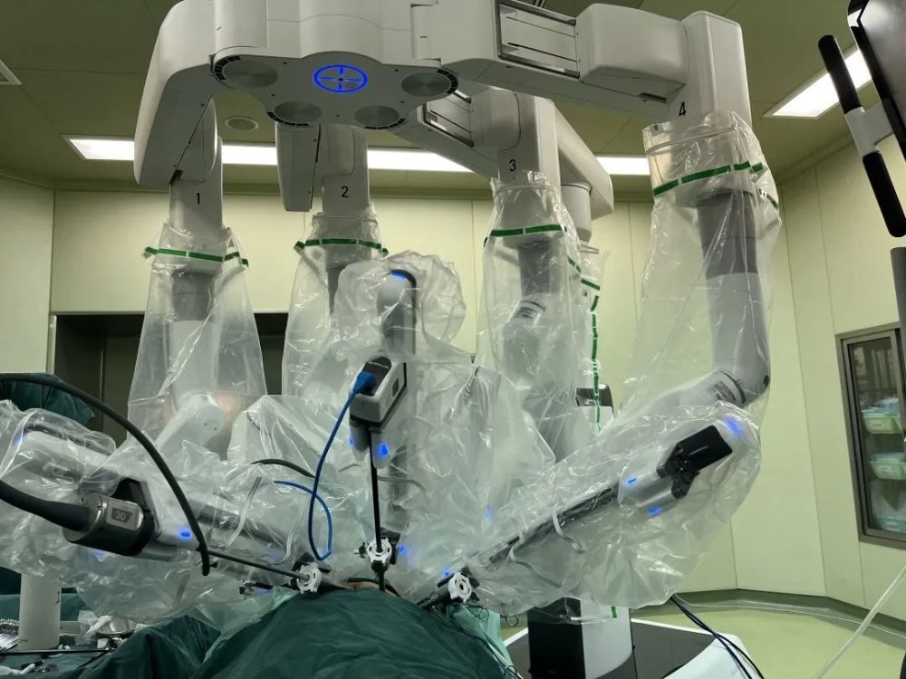 首台国产腔镜手术机器人商业化装机