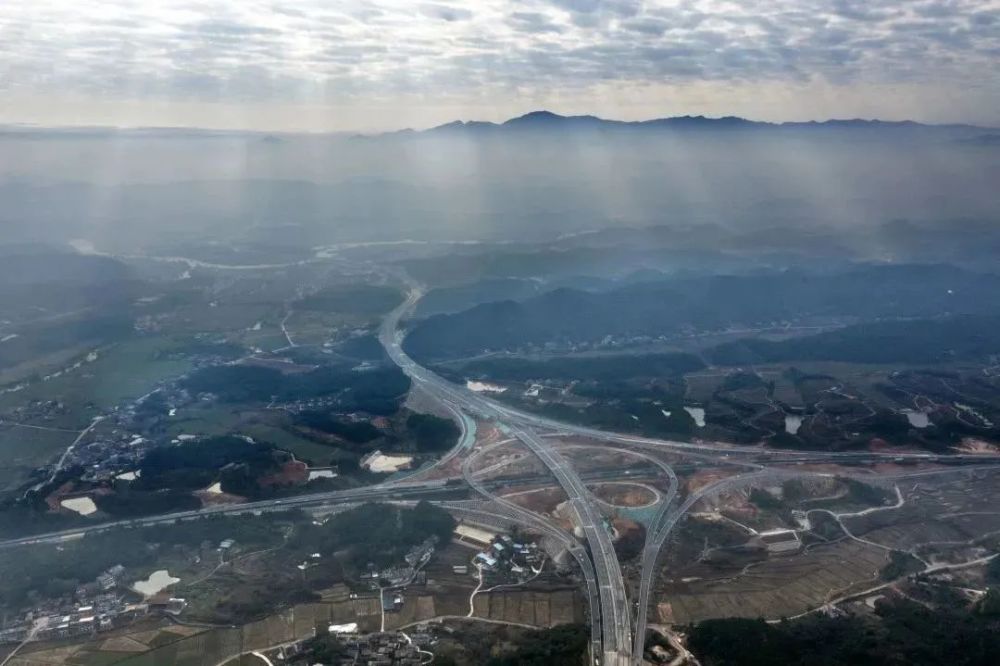 踏平坎坷筑通途康庄大道添福祉宜春至井冈山高速公路三阳至新田段建设
