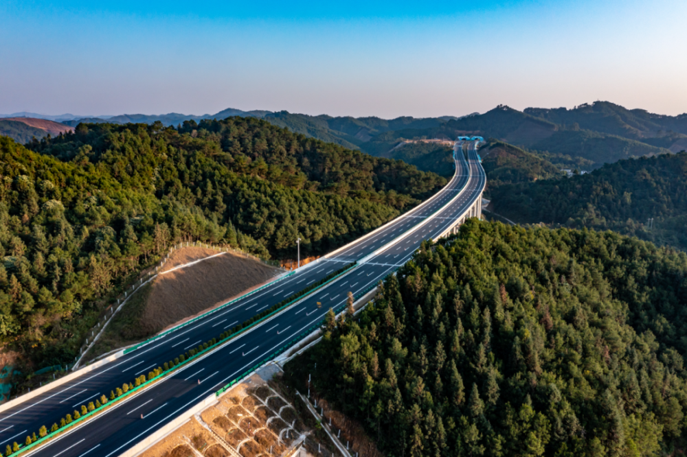 广西巴马至平果高速公路正式通车