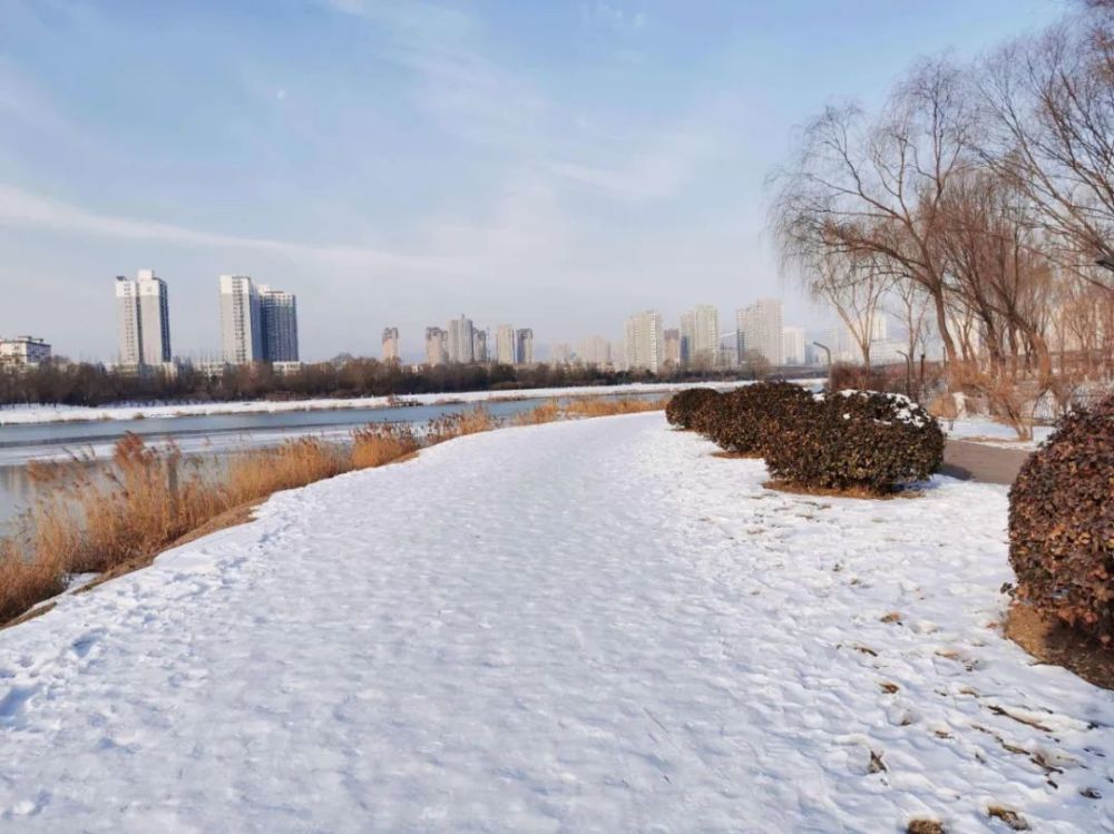 沿着汾河两岸呼吸一下河边清凉的空气感受太原独有文化的建筑在冬日