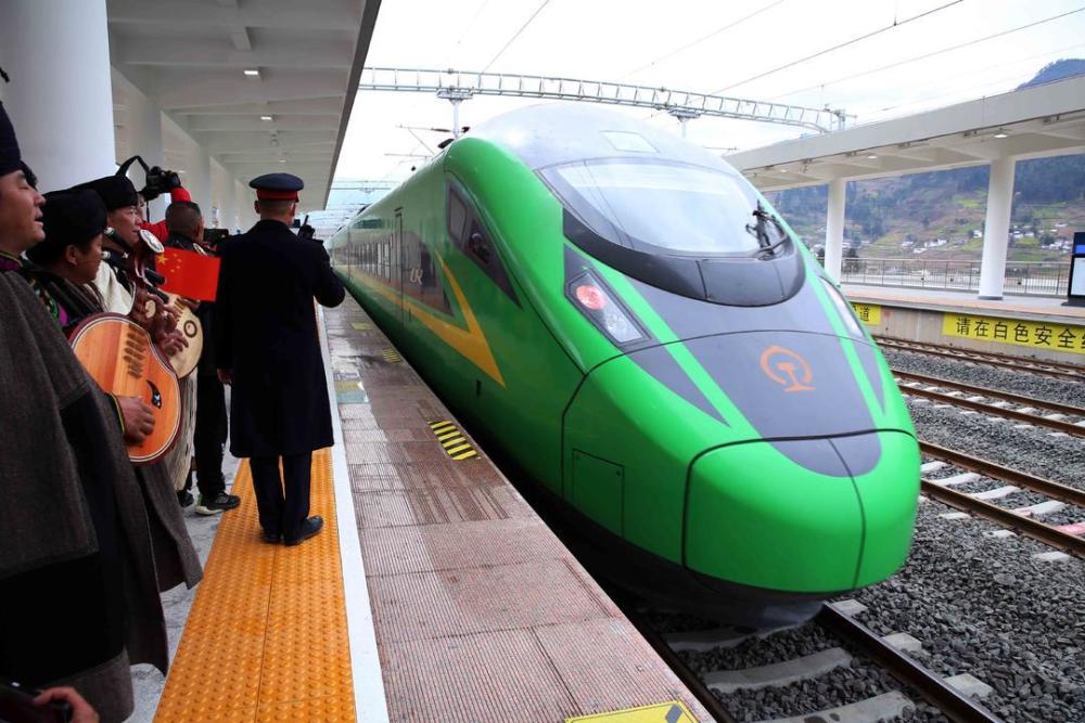 国网达州供电公司助力复兴号动车首次开进凉山甘洛