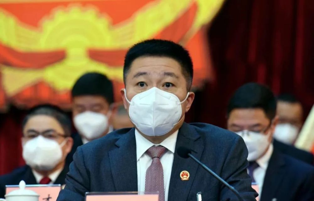 南安市人民政府市长王连赞在会上作政府工作报告