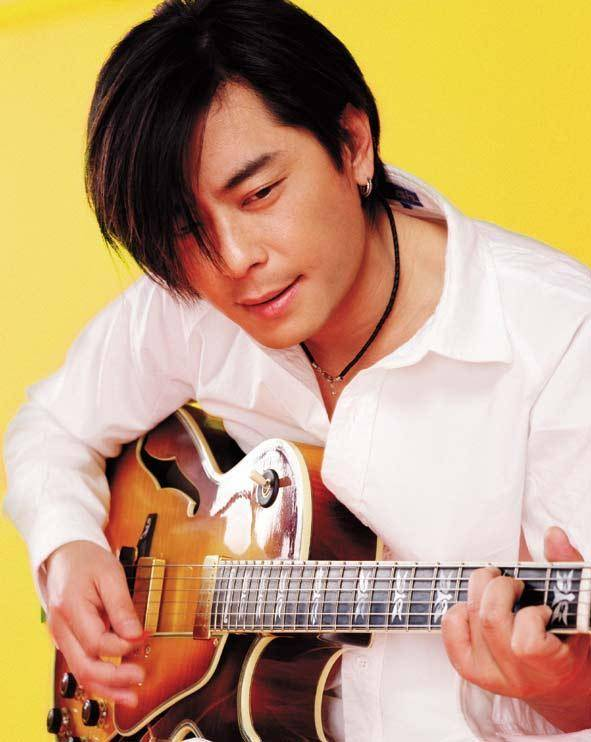 王杰曾炮轰歌手 喷张学友不是歌神兰花指拿麦克风 评陈奕迅不会唱歌