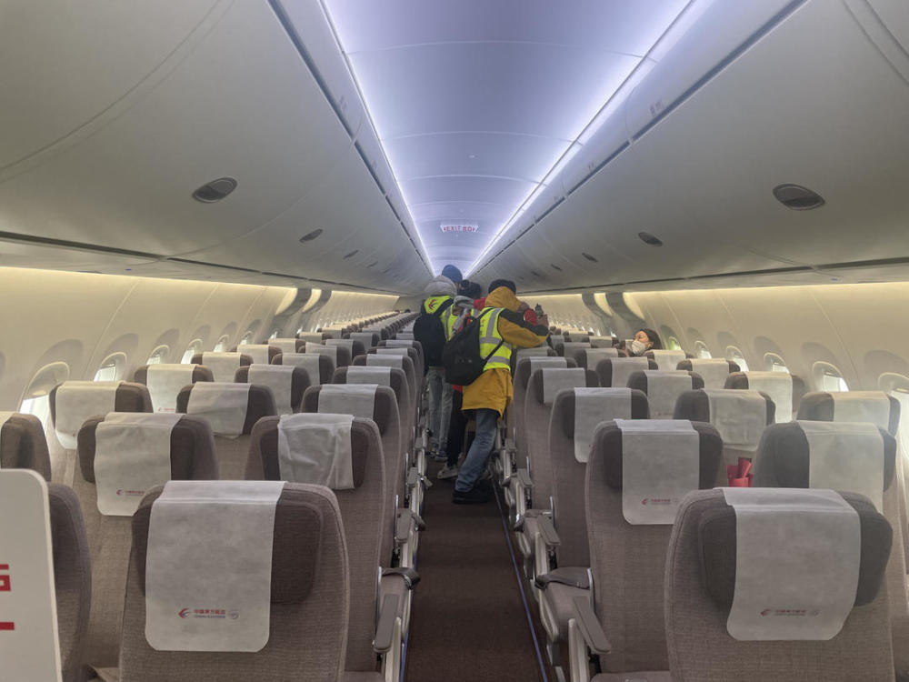 首次亮相成都天府国际机场全球首架国产大飞机c919开启验证飞行