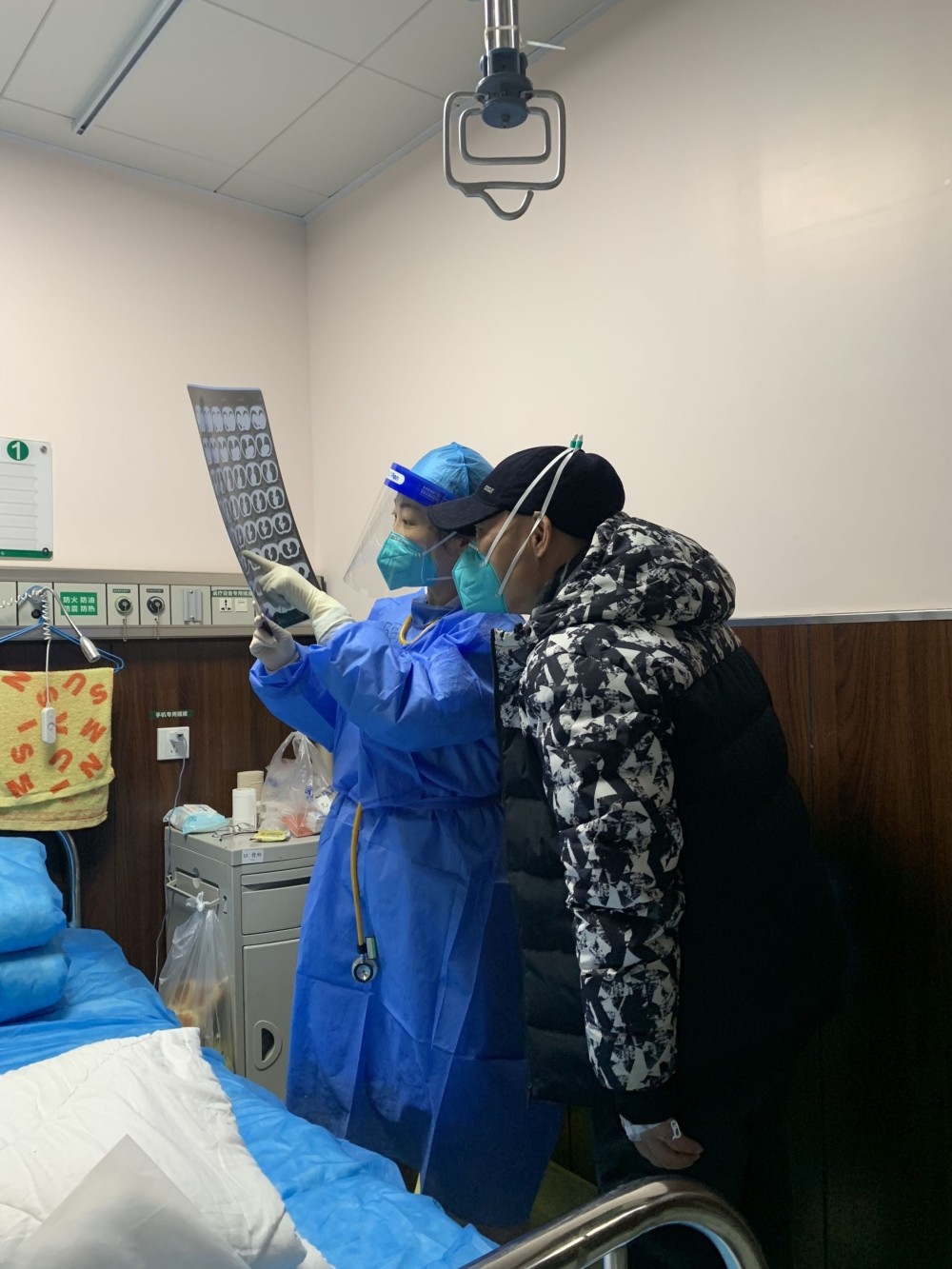 "邵晓楠介绍,放射科每天要看超过几百份报告.