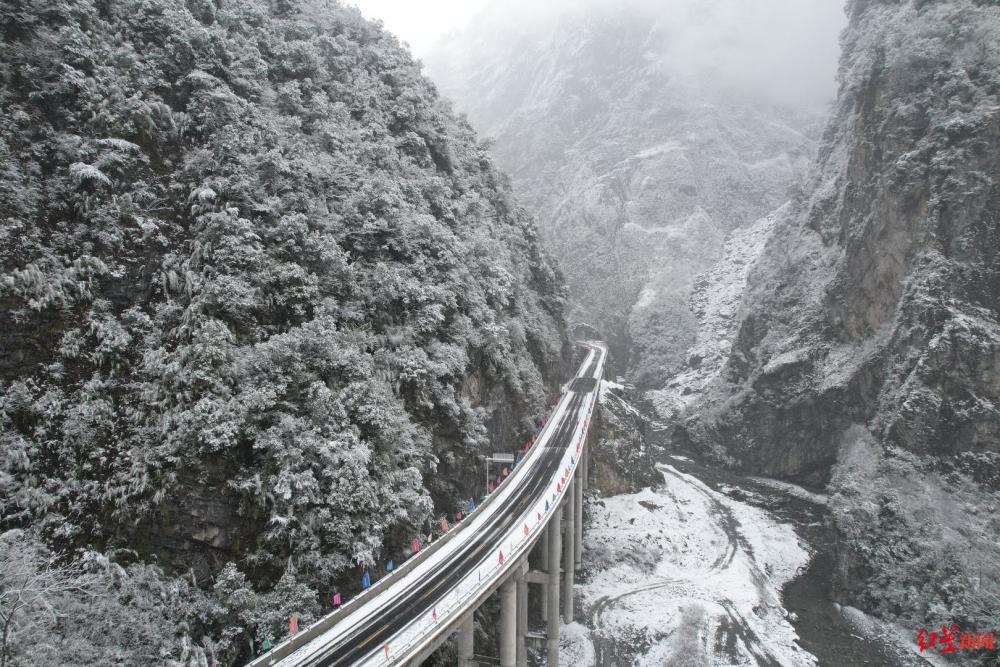 綿茂公路通車後的第一場雪壯美市民欣賞雪景建議錯峰出行