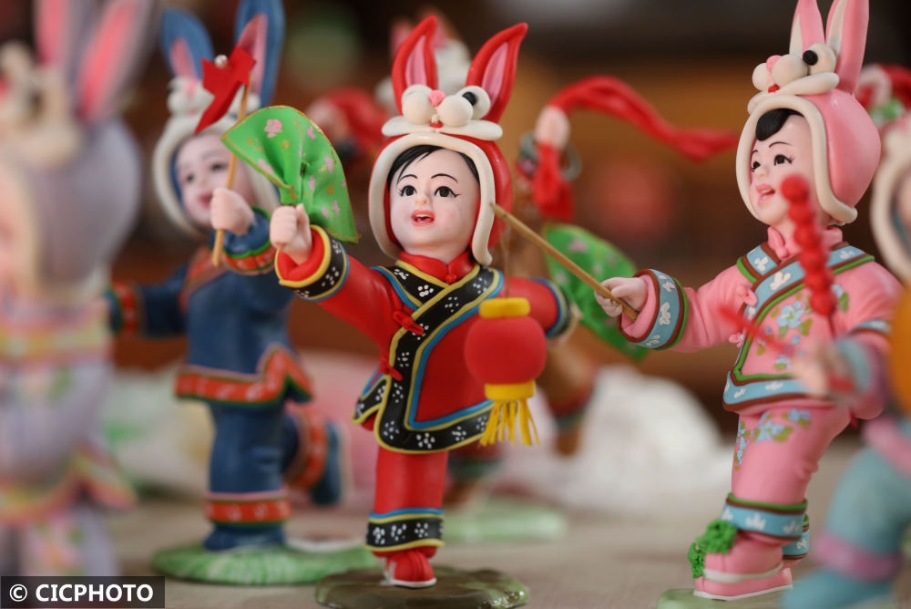 2022年12月27日,在山东省临沂市沂南县拍摄的民间艺人左安胜创作的"