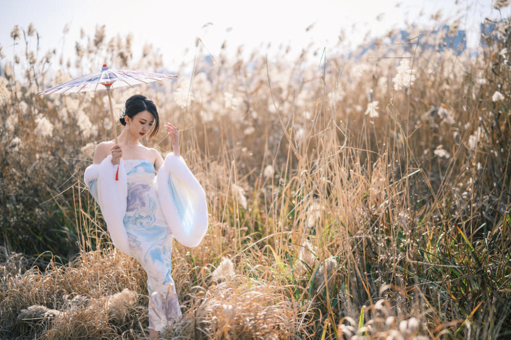 冬日外拍好主题使用尼康z7ii尼克尔z50mmf12s去拍摄新中式芦苇人像