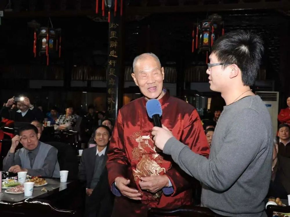 上五图 | 参加天津新闻广播《话说天津卫》节目活动时,邢国起老爷子