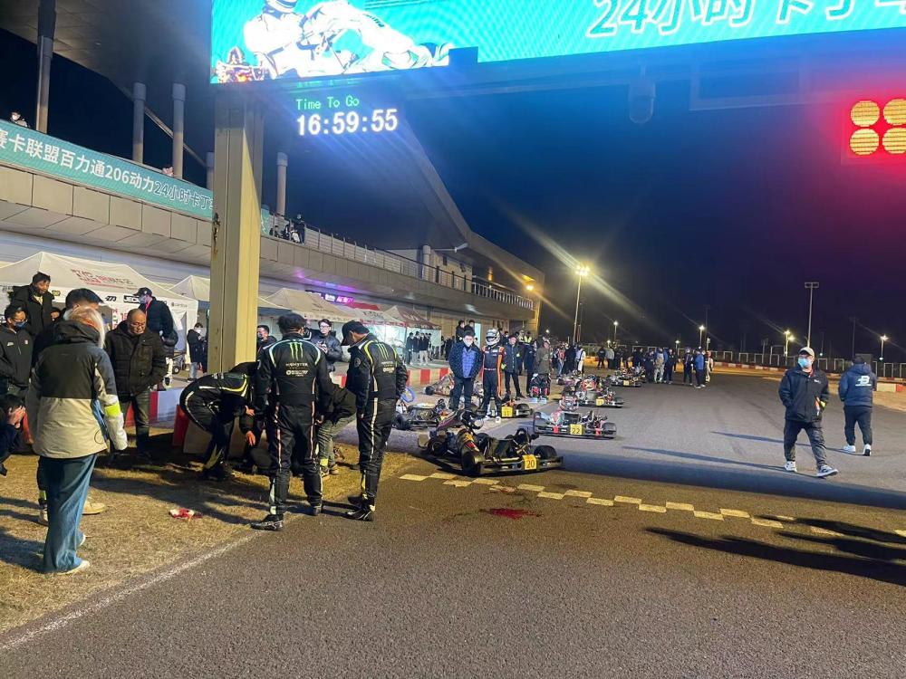 湖南一卡丁车比赛中有车手撞向梁柱身亡,队友质疑场地存安全隐患_腾讯