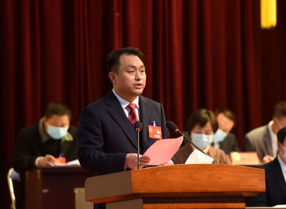 在热烈的掌声中,市长吴伟同志代表建瓯市人民政府,向大会作政府工作