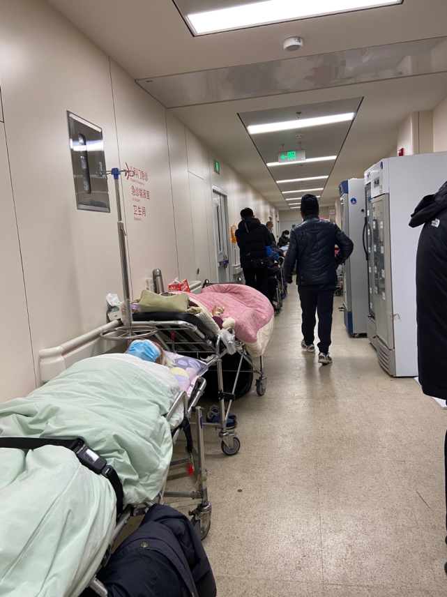 重症高峰下,中国最知名呼吸科医院的急救室一夜