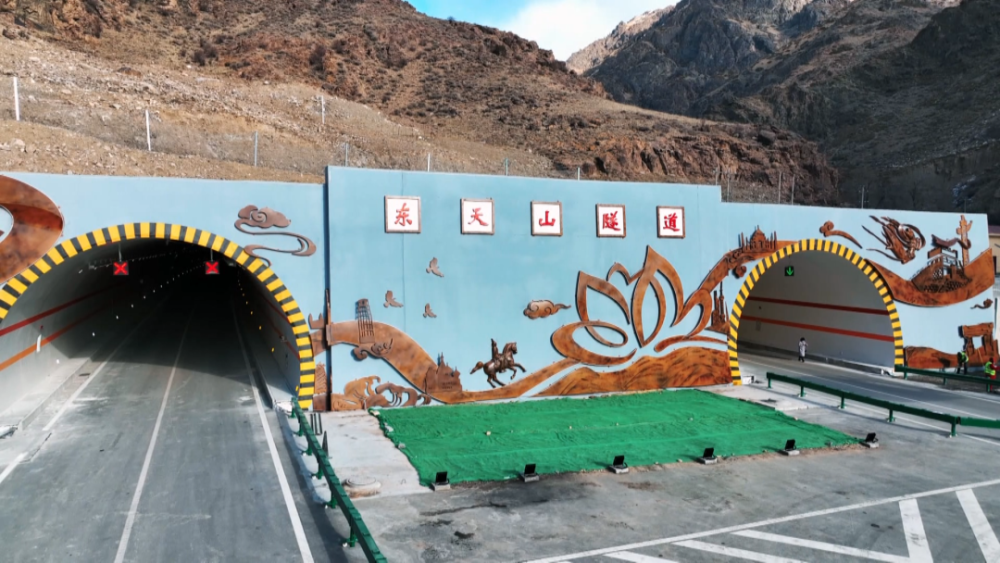 郭子毅摄12月26日,新疆建成一级公路特长隧道——新疆g575巴里坤至