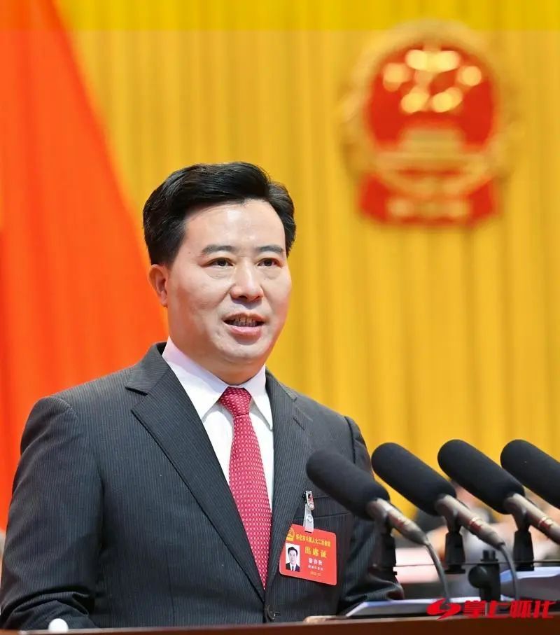 大会主席团其他成员在主席台就座.