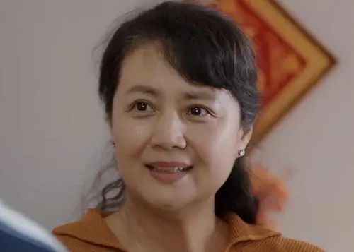 年轻时,凭借《县委大院》中的上官婉儿和《武则天》中的苏玛拉鲁等