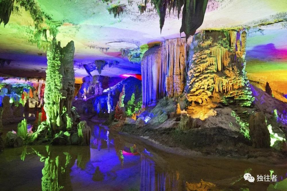 洞中九寨荔江湾畔奇特的岩洞天宫岩