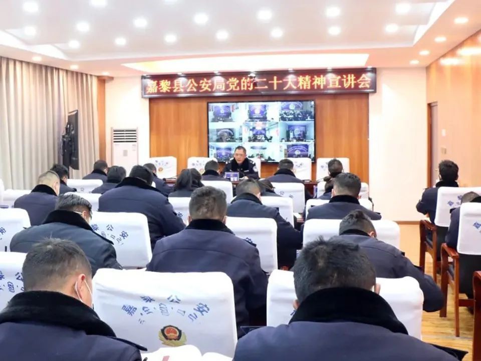 "集中 个人"深入学习全警覆盖连日来,那曲市嘉黎县公安局通过"集中
