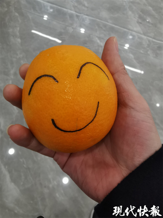 老人橙子上画笑脸感谢男子买下全部水果_腾讯新闻