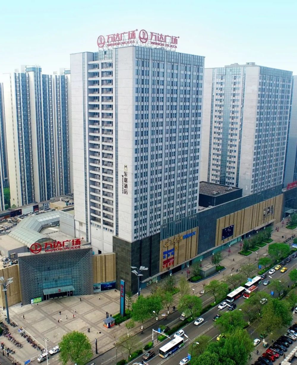 唐山路南万达广场地理位置优越,周边人口密集,广场业态齐全,是集文化