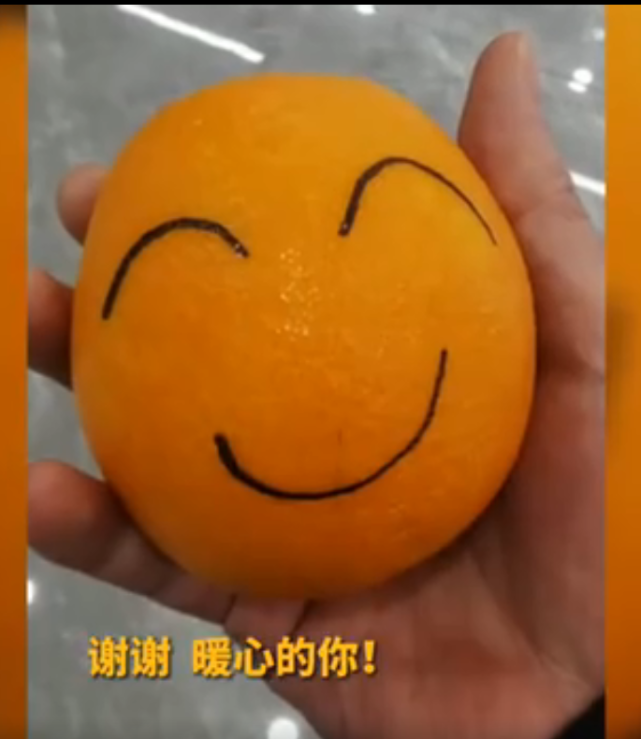 老人橙子上画笑脸感谢买水果男子