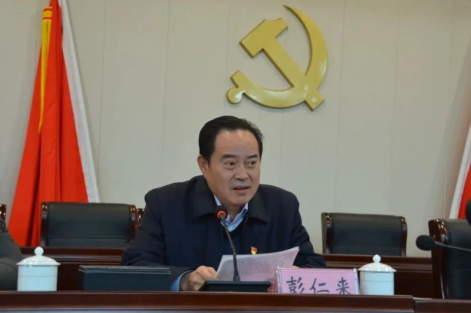 彭仁来同志代表市交通运输局党组向受到表彰的市公交