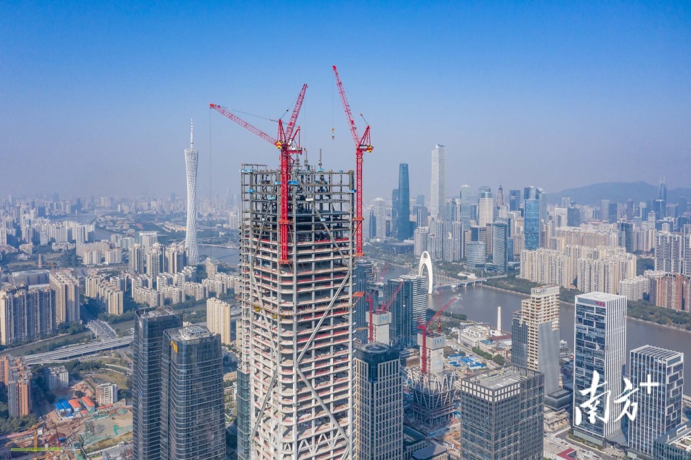 南方视频丨突破339米广商中心项目主体钢结构封顶