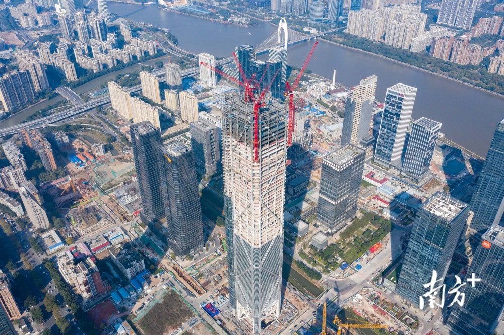 南方视频丨突破339米广商中心项目主体钢结构封顶