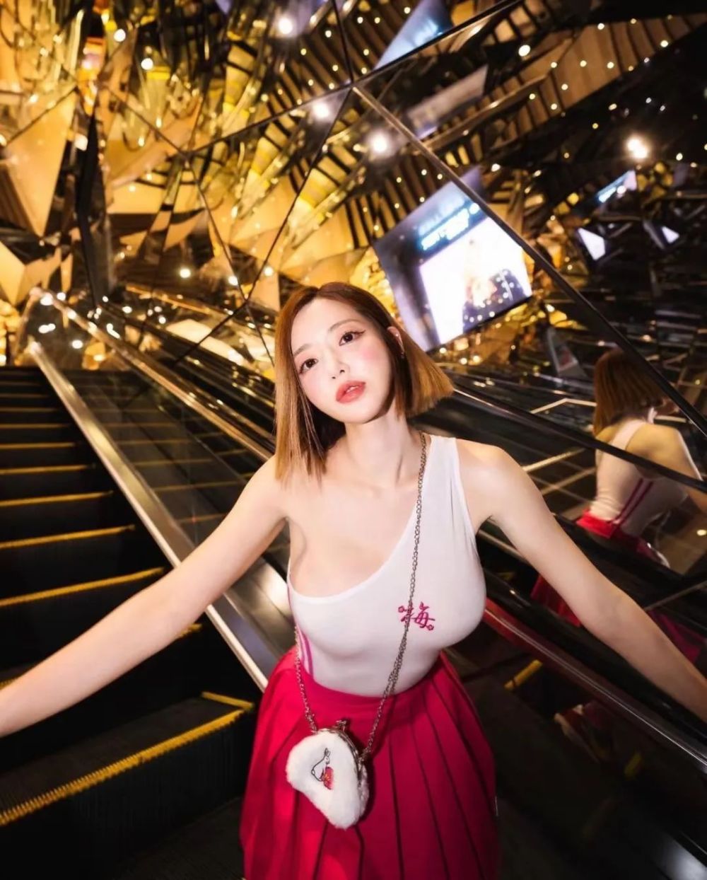 贴心纯白单肩背心,以及玫红色百褶裙,dj soda 的完美身材尽显无疑.