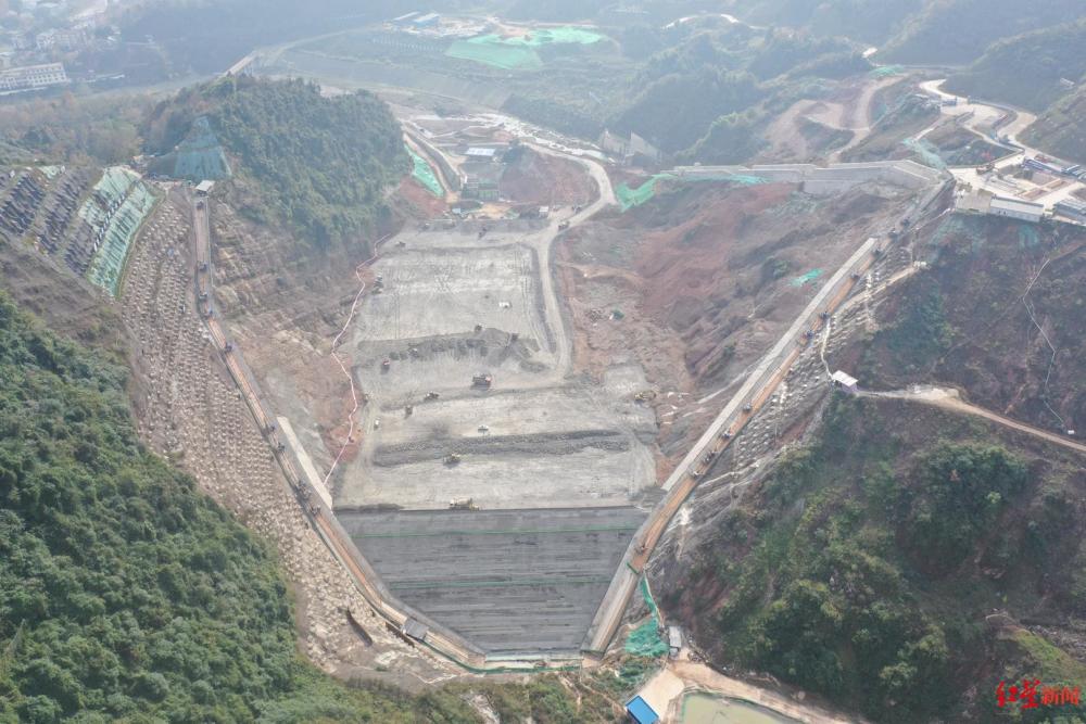 成都第二水源提前完成年度目标李家岩水库工程大坝填筑至高程680米