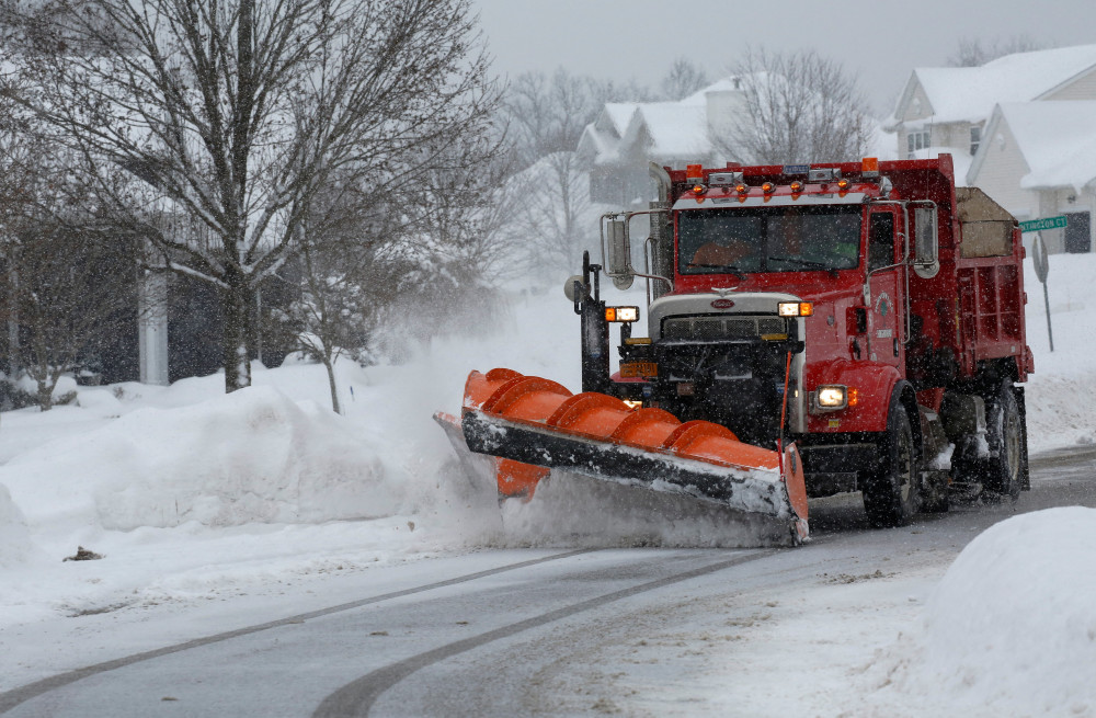 12月27日,司机驾驶铲雪车在美国纽约州埃尔马街头除雪.新华社/路透