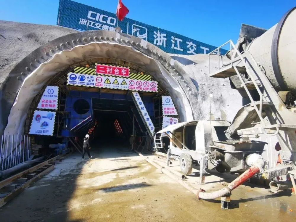 沈海高速至甬莞高速三门联络线观音尖隧道二衬首模顺利浇筑_腾讯新闻