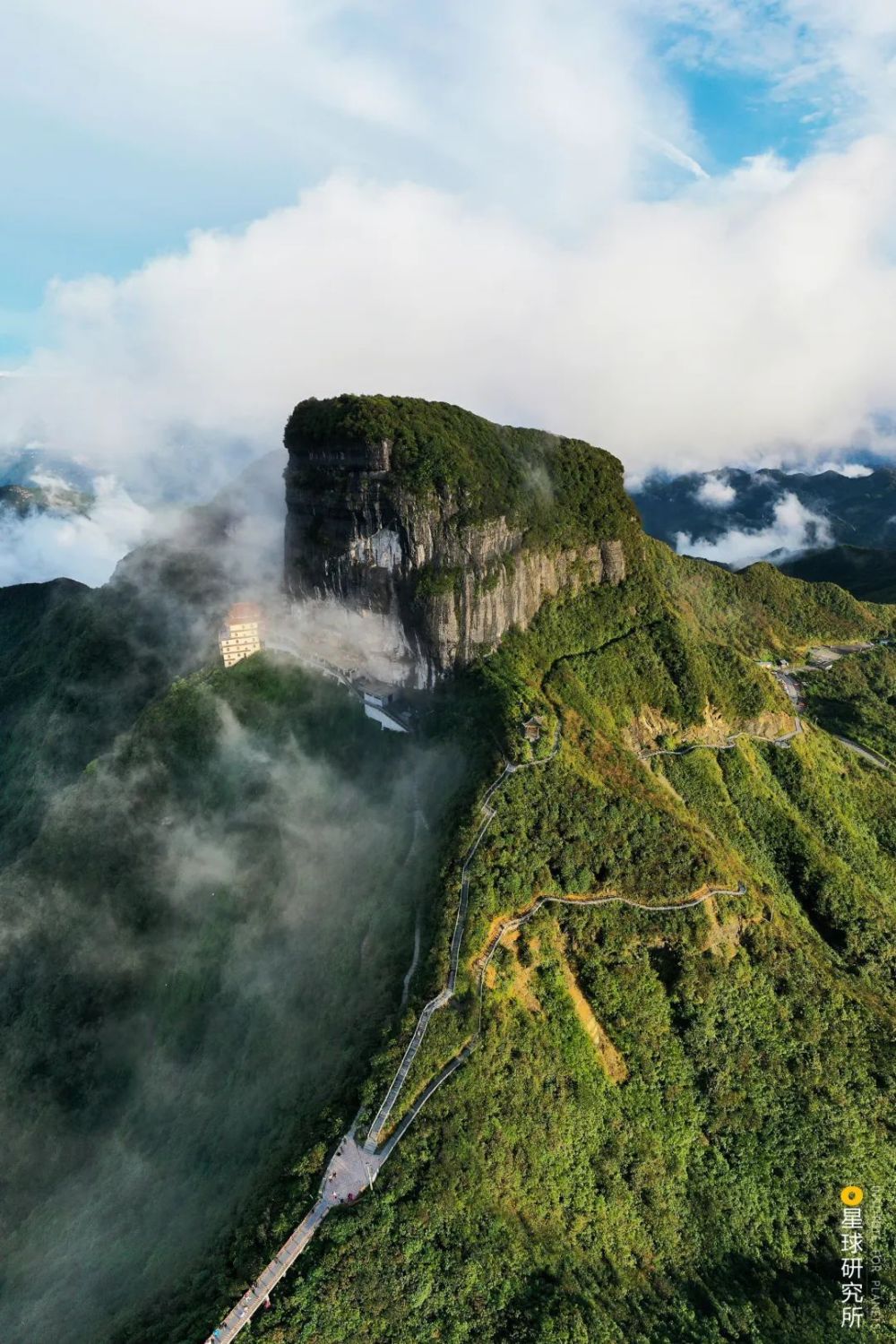 ▼(尧龙山,摄影师@陈兴年)山峰耸峙,直插天际如桐梓尧龙山▼(金鼎山曾